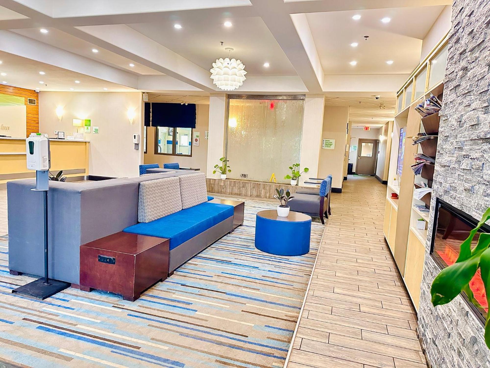 Holiday Inn Hotel & Suites Regina By Ihg Экстерьер фото